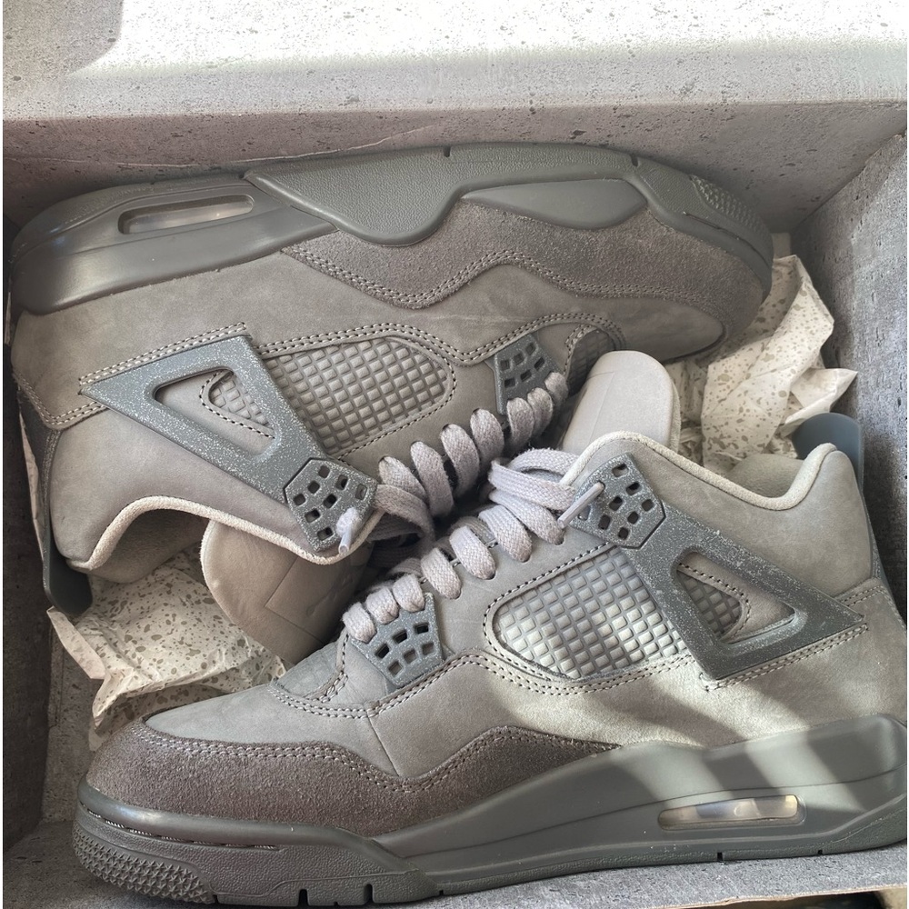 2024
Air Jordan 4 Retro SE 'Wet Cement
8.5 Men 
Gently used